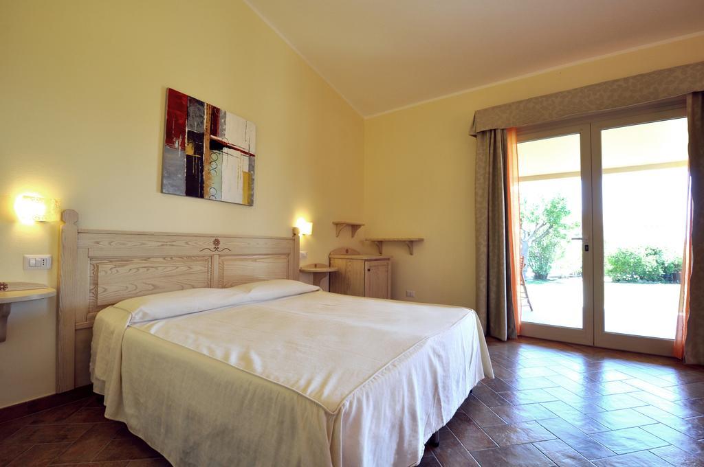 Affittacamere B&B La Villa Dei Graniti Виласимиус Стая снимка