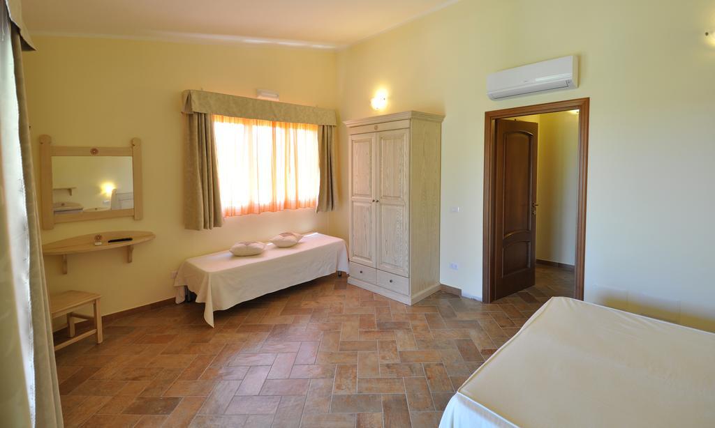 Affittacamere B&B La Villa Dei Graniti Виласимиус Стая снимка